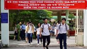 Thí sinh tại điểm thi trường Tạ Quang Bửu, quận 8, TPHCM hoàn thành môn thi cuối cùng của kỳ thi THPT quốc gia 2018. Ảnh: HOÀNG HÙNG