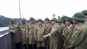 Phó Thủ tướng Trịnh Đình Dũng cùng đoàn công tác kiểm tra tình hình tại thủy điện Cửa Đạt - Thanh Hóa chiều 16-8