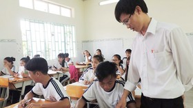 Giáo viên và học sinh ở xã đảo Thạnh An (huyện Cần Giờ, TPHCM). Ảnh: THU HƯỜNG