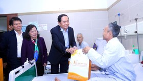 Ông Trần Thanh Mẫn tặng quà tết cho bệnh nhân ung thư