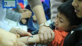 Học sinh sợ hãi xét nghiệm sán heo tại Bệnh viện Nhiệt đới trung ương ở Hà Nội