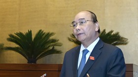 Thủ tướng Nguyễn Xuân Phúc trình bày báo cáo trước Quốc hội. Ảnh: VGP