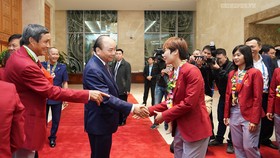 Thủ tướng Nguyễn Xuân Phúc đón các thành viên Đội tuyển bóng đá nữ. Ảnh: VGP