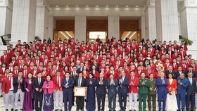 Thủ tướng cùng các đại biểu chụp ảnh lưu niệm với đoàn thể thao Việt Nam trước Trụ sở Chính phủ. Ảnh: VGP