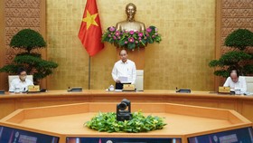 Thủ tướng Nguyễn Xuân Phúc chủ trì họp ngày 21-8. Ảnh: QUANG PHÚC