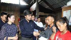 Đoàn công tác của Bộ GD-ĐT đã đến thăm hỏi gia đình các nạn nhân