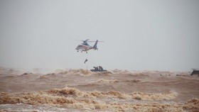 Lực lượng Đặc công nước và tổ bay trực thăng của Bộ Quốc phòng cứu hộ thuyền viên.