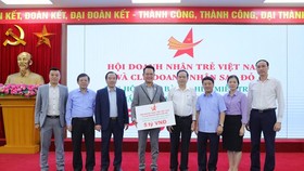 Tiếp nhận ủng hộ mưa lũ của Hội doanh nhân trẻ Việt Nam và Câu lạc bộ doanh nhân trẻ Sao Đỏ 