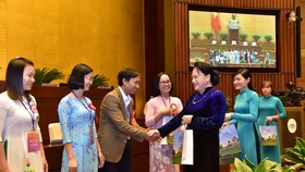 Chủ tịch Quốc hội Nguyễn Thị Kim Ngân tặng quà các nhà giáo, cán bộ quản lý giáo dục tiêu biểu