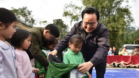 Bộ trưởng Bộ GD-ĐT Phùng Xuân Nhạ  trao áo ấm cho học sinh