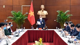 Thủ tướng Nguyễn Xuân Phúc họp khẩn về Covid-19 sáng 28-1. Ảnh: VIẾT CHUNG