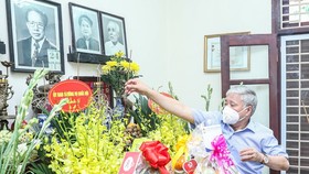 Chủ tịch UBTƯ MTTQ Việt Nam Đỗ Văn Chiến dâng hương tưởng nhớ đồng chí Lê Quang Đạo