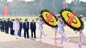 Lãnh đạo Đảng, Nhà nước vào Lăng viếng Chủ tịch Hồ Chí Minh. Ảnh: VIẾT CHUNG
