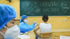 Một số địa phương đang triển khai việc tiêm vaccine cho học sinh. Ảnh: VIẾT CHUNG