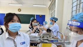 Tiêm vaccine cho học sinh lớp 8, 9 tại Hà Nội. Ảnh: VIẾT CHUNG