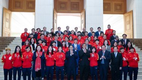 Thủ tướng Phạm Minh Chính gặp mặt và khen thưởng những “cô gái kim cương”