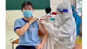 Tiêm vaccine Covid-19 cho học sinh Trường THPT Lương Thế Vinh, quận 1. Ảnh: HOÀNG HÙNG
