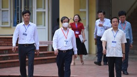 Thí sinh dự thi môn tổ hợp tại điểm thi trường THPT Nguyễn Tất Thành, quận Cầu Giấy, Hà Nội, sáng 8-7. ẢNH: QUANG PHÚC