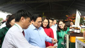 Thủ tướng Phạm Minh Chính và các đại biểu thăm các khu trưng bày giới thiệu sản phẩm khoa học công nghệ. Ảnh: QUANG PHÚC