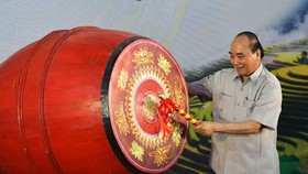 Chủ tịch nước Nguyễn Xuân Phúc đánh trống khai giảng năm học 2021-2022