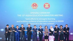 Phó Thủ tướng Chính phủ Vũ Đức Đam và các bộ trưởng, phụ trách giáo dục 10 nước ASEAN chụp ảnh lưu niệm 