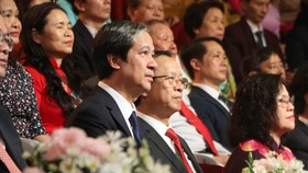 Bộ trưởng Bộ GD-ĐT Nguyễn Kim Sơn cùng các nhà giáo tiêu biểu
