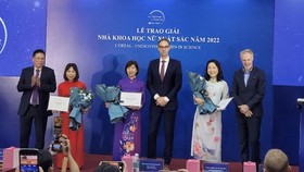 Trao giải thưởng “Nhà Khoa học nữ xuất sắc năm 2022” cho 3 nhà khoa học nữ 