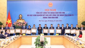 Thủ tướng Chính phủ trao thưởng cho các tập thể, cá nhân có thành tích xuất sắc trong triển khai công tác ngoại giao vaccine. Ảnh: VIẾT CHUNG
