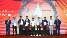 Trao giải top 10 "Khoảnh khắc báo chí 2020" cho các tác giả đoạt giải