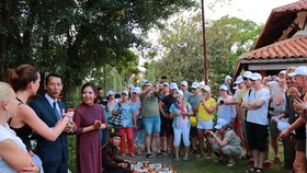 Du khách quốc tế tìm hiểu về Tết Nguyên đán Việt Nam