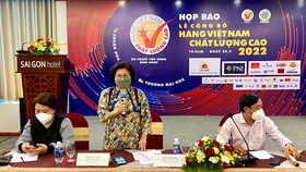 Bà Vũ Kim Hạnh, Chủ tịch Hội Doanh nghiệp Hàng Việt Nam chất lượng cao thông tin tại cuộc họp
