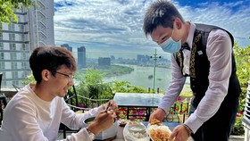 Du khách thưởng thức ẩm thực tại Hotel Grand Saigon - một trong những khách sạn 5 sao (chuyên đón khách châu Âu) tiên phong đưa bún kèn Kiên Giang, bún cá rô đồng, đuôi bò hầm ba kích trắng An Giang... vào thực đơn giới thiệu đến du khách. Ảnh: THI HỒNG