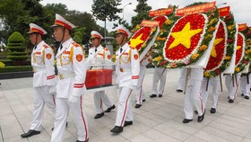 Lễ an táng Anh hùng lực lượng vũ trang nhân dân, liệt sĩ Nguyễn Văn Trỗi. Ảnh: DŨNG PHƯƠNG