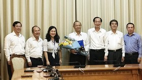 Phó Chủ tịch Thường trực UBND TPHCM Lê Thanh Liêm trao quyết định cán bộ