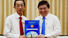 Chủ tịch UBND TPHCM Nguyễn Thành Phong trao quyết định điều động và bổ nhiệm PGS. TS Trần Hoàng Ngân, Giám đốc Học viện Cán bộ TPHCM làm Viện trưởng Viện Nghiên cứu Phát triển TPHCM