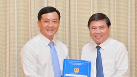 Đồng chí Hà Phước Thắng nhận quyết định Chánh văn phòng UBND TPHCM. Ảnh: VIỆT DŨNG