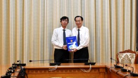 Phó Chủ tịch Thường trực UBND TPHCM Lê Thanh Liêm trao quyết định bổ nhiệm ông Nguyễn Anh Thi làm Trưởng ban Ban Quản lý Khu Công nghệ cao TPHCM