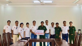 Ông Lương Hoàng Hà, Trưởng Ban vận động thành lập Liên đoàn Dù lượn thể thao TPHCM, trao tặng 20 triệu đồng ủng hộ bếp ăn cán bộ  - chiến sĩ biên phòng