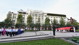  Thành ủy – HĐND – UBND - Ủy ban MTTQ Việt Nam TPHCM tổ chức Lễ chào cờ Kỷ niệm 130 năm Ngày sinh Chủ tịch Hồ Chí Minh.Ảnh: VIỆT DŨNG