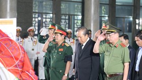 Phó Thủ tướng Thường trực Trương Hòa Bình thành kính viếng đồng chí Trần Quốc Hương