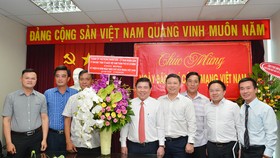 Chủ tịch UBND TPHCM Nguyễn Thành Phong thăm Tạp chí Cộng Sản. Ảnh: VIỆT DŨNG
