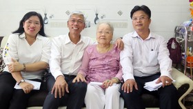 Phó Chủ tịch UBND TPHCM Võ Văn Hoan thăm, tặng quà các gia đình chính sách