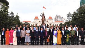 Lãnh đạo TPHCM và đại biểu kiều bào dâng hoa Chủ tịch Hồ Chí Minh