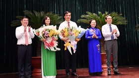 Các đồng chí lãnh đạo TPHCM chúc mừng đồng chí Lê Hòa Bình và đồng chí Phan Thị Thắng được bầu giữ chức Phó Chủ tịch UBND TPHCM, chiều 8-12-2020. Ảnh: VIỆT DŨNG