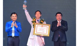Chủ tịch UBND TPHCM Nguyễn Thành Phong trao danh hiệu Công dân trẻ tiêu biểu TPHCM năm 2020 cho Ngô Việt Anh - Bí thư Chi đoàn Hồi sức Cấp cứu, Bệnh viện Chợ Rẫy. Ảnh: VIỆT DŨNG