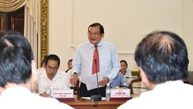 Giám đốc Sở LĐTB-XH TPHCM Lê Minh Tấn (đứng)