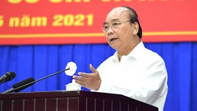 Chủ tịch nước Nguyễn Xuân Phúc tiếp xúc cử tri huyện Củ Chi (TPHCM) sáng 14-5. Ảnh: VIỆT DŨNG