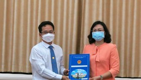 Phó Chủ tịch UBND TPHCM Phan Thị Thắng trao quyết định điều động ông Phạm Minh Tuấn