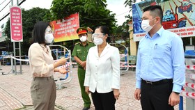 Chủ tịch HĐND TPHCM Nguyễn Thị Lệ kiểm tra công tác phòng, chống dịch Covid-19 trên địa bàn huyện Củ Chi. Ảnh: VIỆT DŨNG