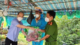 Bí thư Huyện ủy Củ Chi Nguyễn Quyết Thắng thăm, động viên các lực lượng tuyến đầu chống dịch Covid-19 tại huyện Củ Chi